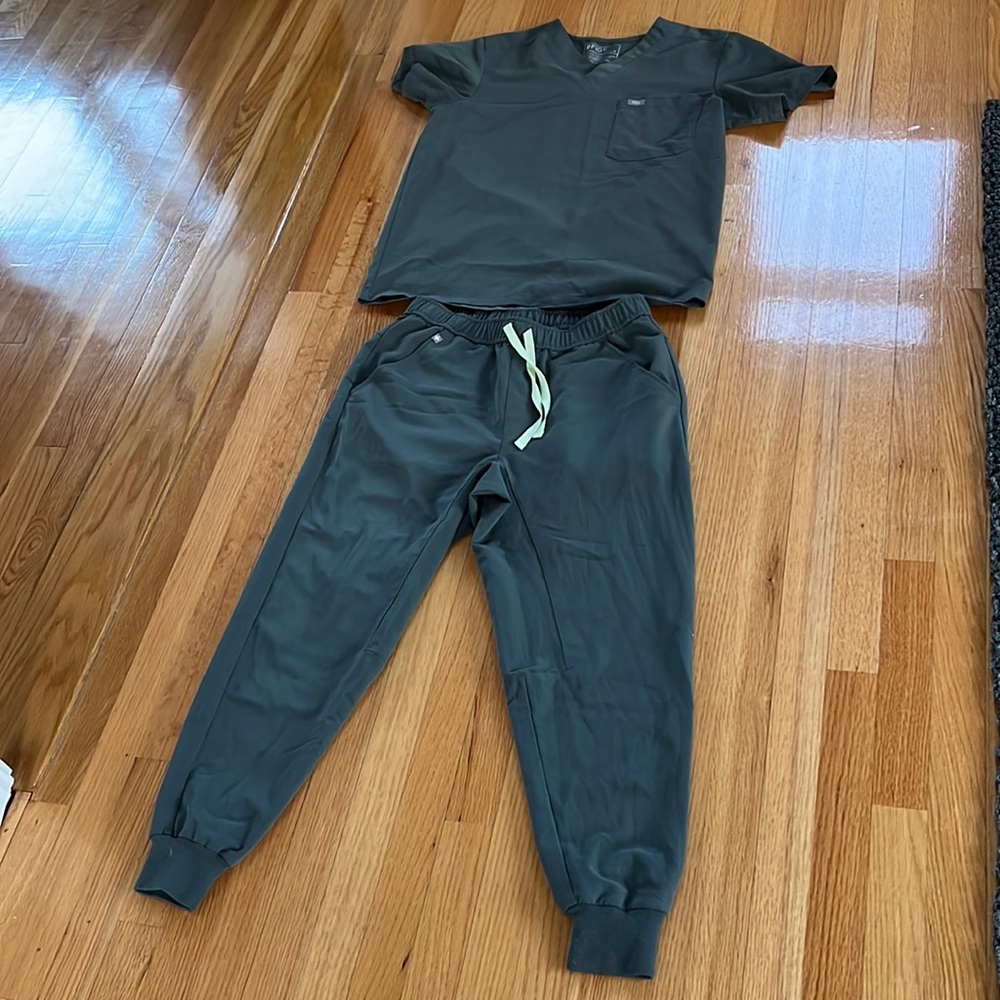 Figs scrubs medium top. Medium short pants.